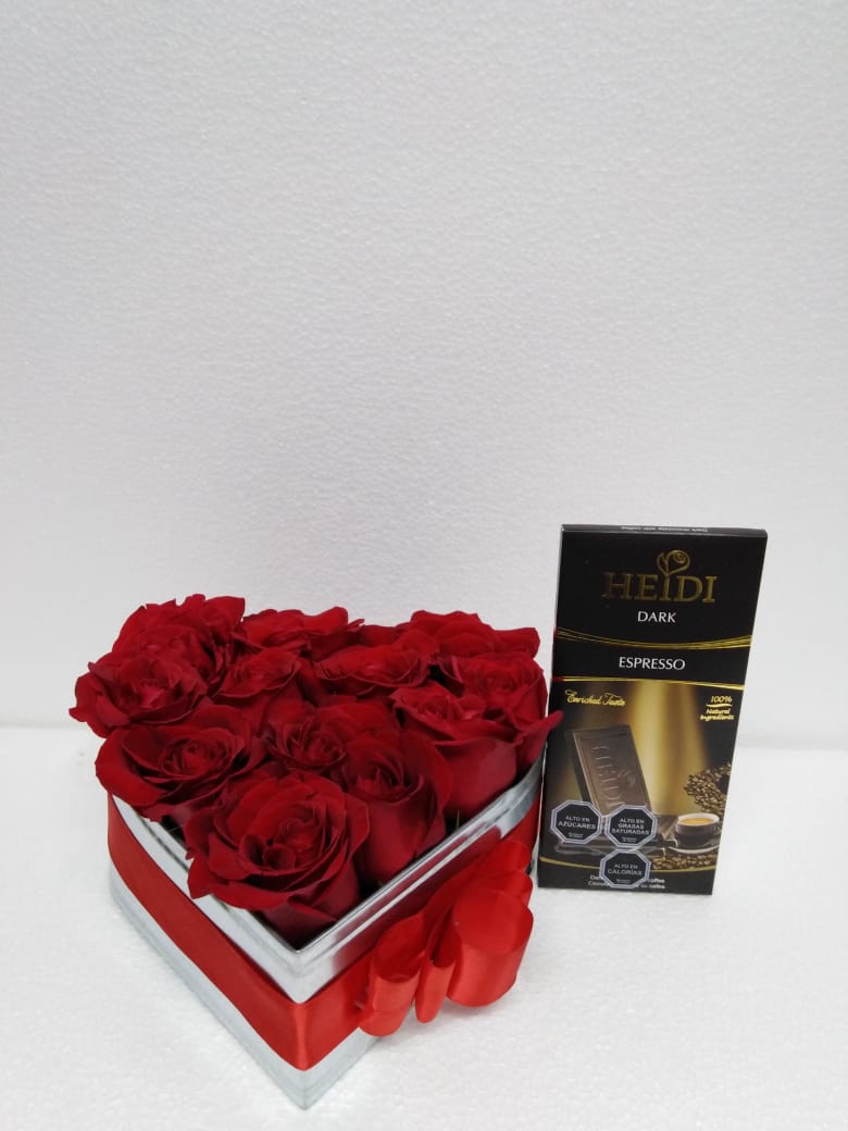 12 Rosas en Caja Corazn y Tableta de Chocolate Heidi Dark Espresso 80 Grs 